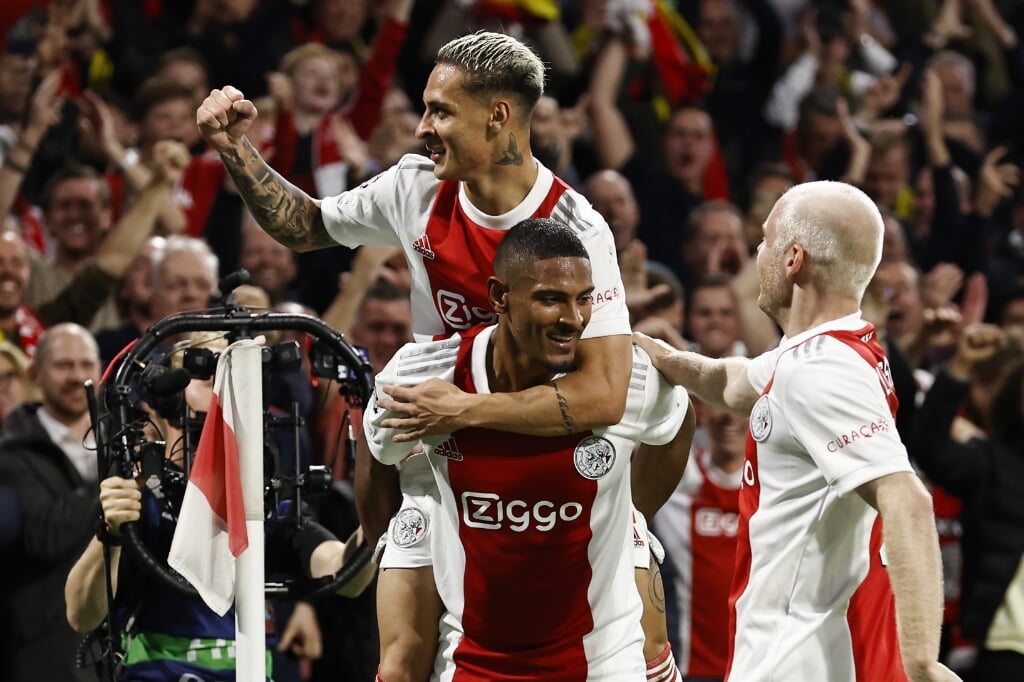 Antony, Sebastien Haller (midden) en Davy Klaassen vieren de 4-0 van Ajax tegen Borussia Dortmund.