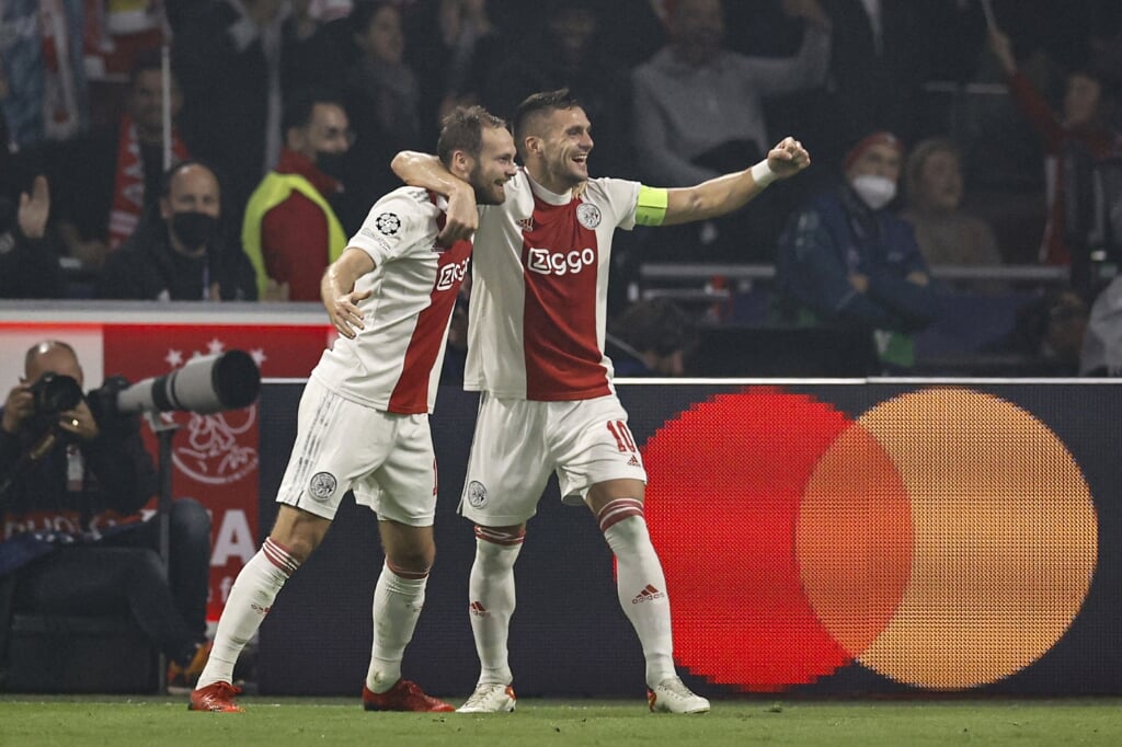 Daley Blind viert de tweede treffer van Ajax met Dusan Tadic (rechts).