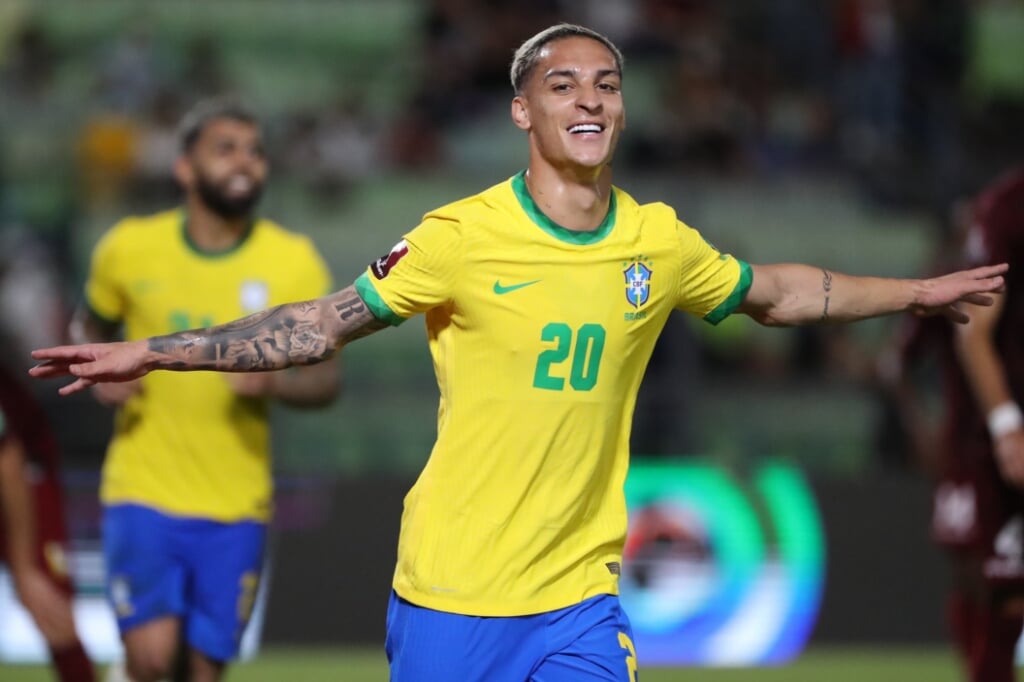 Ajacied Antony maakte bij zijn debuut voor Brazilië meteen een goal. 