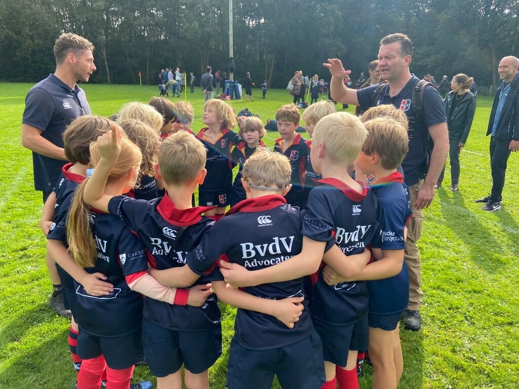 Teambespreking Rugby Benjamins, 8 en 9 jarigen, voor hun eerste partij op thuistoernooi