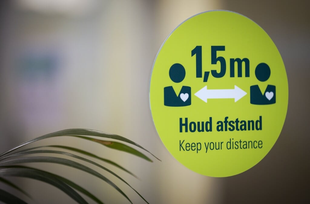 2020-05-28 13:44:30 AMSTERDAM - Stickers in het hoofdkantoor van ABN Amro. Bedrijven passen zich aan de 1,5 meter samenleving aan. ANP ROBIN VAN LONKHUIJSEN