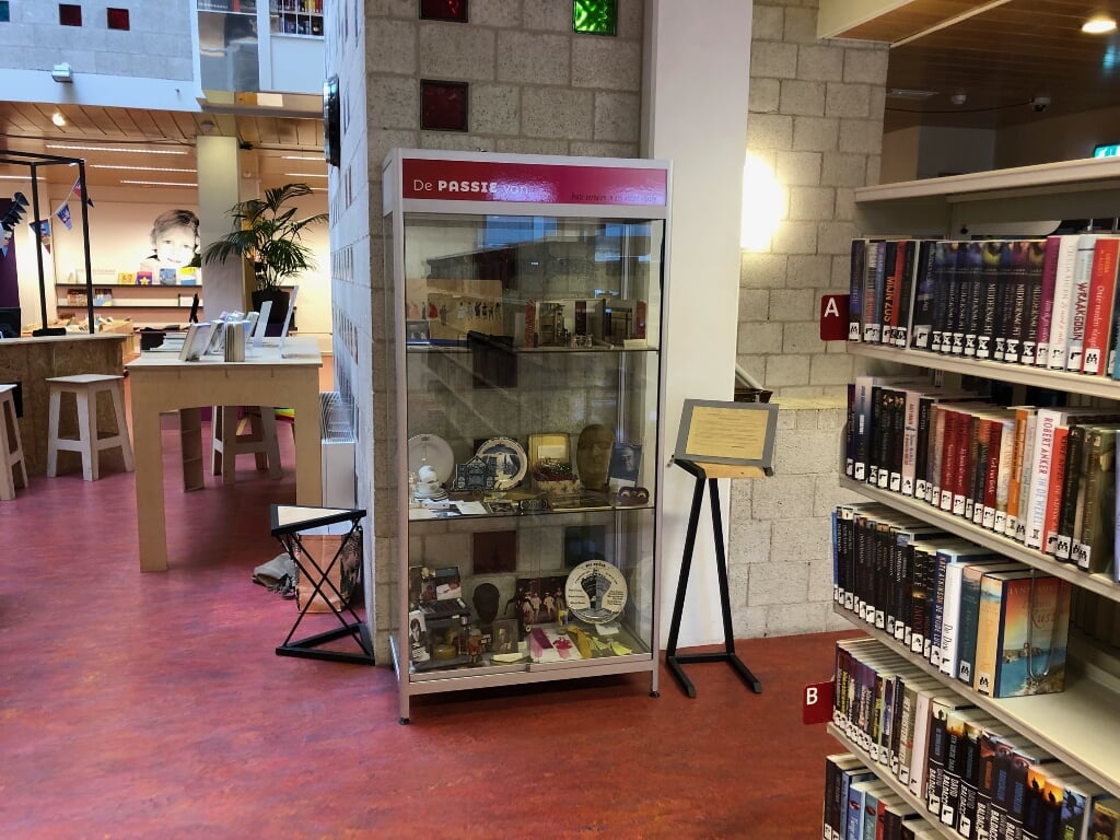 De vitrine is te zien in de bibliotheek aan de Groenmarkt