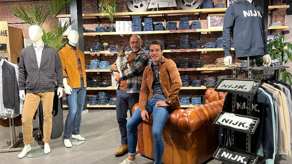 Hans van den Brandhof en Jeroen Hobbelink voor de eyecatcher in de winkel: de grote jeanswand, uniek in de wijde omgeving.