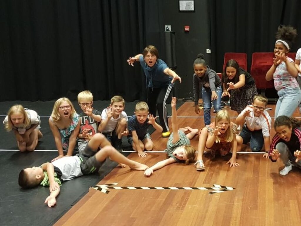 Een les 'drama' voor leerlingen van de Prins Willem Alexanderschool.
