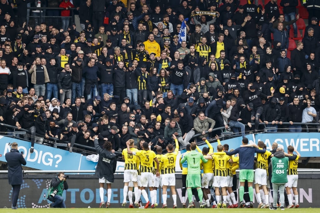 De tribune met hossende Vitesse supporters bezweek tijdens de wedstrijd tussen NEC en Vitesse in De Goffert.