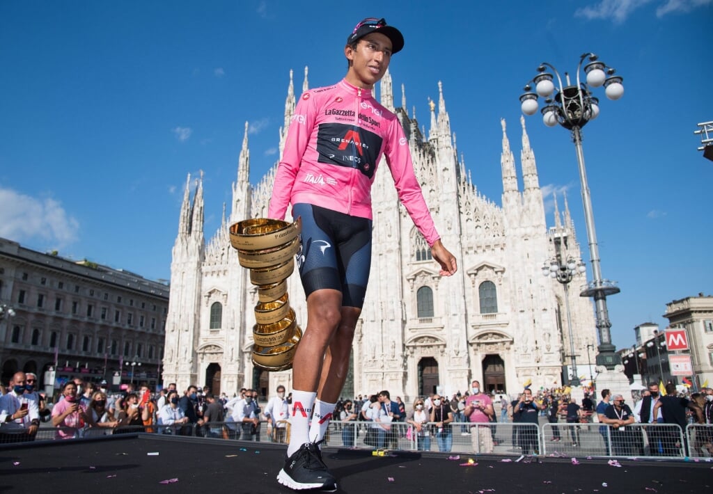 2021-05-30 14:59:27 epa09237566 Colombian rider Egan Bernal of the Ineos Grenadiers team carries the trophy after winning the overall classification of the 2021 Giro d'Italia cycling race following the 21st stage, an individual time trial over 30.3km from Senago to Milan, Italy, 30 May 2021.  EPA/LUCA ZENNARO