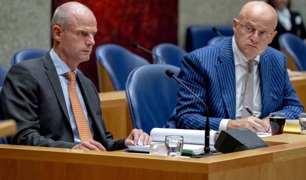 2019-10-01 19:32:46 DEN HAAG - Ministers Stef Blok (Buitenlandse Zaken) en Ferd Grapperhaus (Justitie en Veiligheid) tijdens een debat met de Kamer over de vervolging van vier verdachten voor betrokkenheid bij het neerhalen van de MH17. ANP JERRY LAMPEN