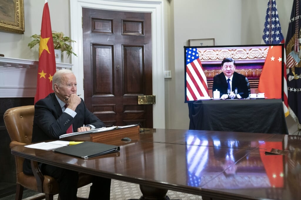De Amerikaanse president Joe Biden en zijn Chinese ambtgenoot Xi Jinping tijdens het video-overleg.
