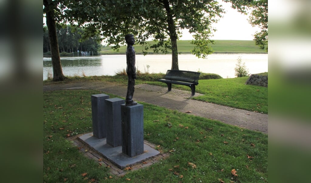Het bankje bij het monument van de Merwedegijzelaars. Foto: Christiaan Breur.