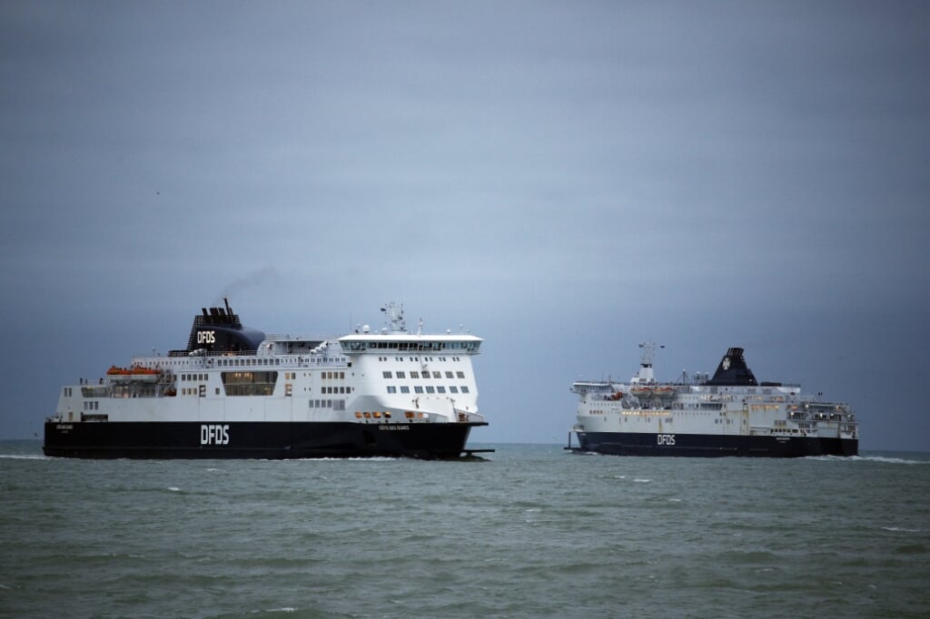 Twee ferry's passeren elkaar in de buurt van Calais.