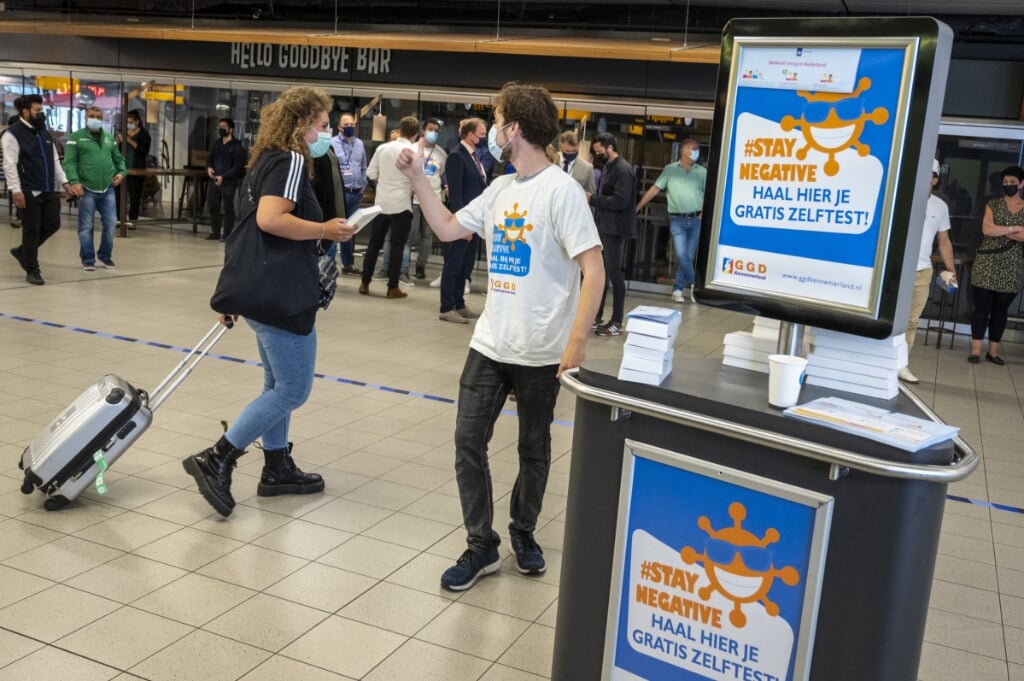 2021-07-16 12:37:51 SCHIPHOL -  De GGD Kennemerland COVID-19 deelt zelftesten uit op Schiphol.  Medewerkers van de GGD delen de hele zomer zelftests uit op drie verschillende punten na aankomst: op Schiphol, op Eindhoven Airport en Rotterdam The Hague Airport. Zelftesten zijn een middel om verspreiding van het coronavirus te voorkomen. ANP EVERT ELZINGA