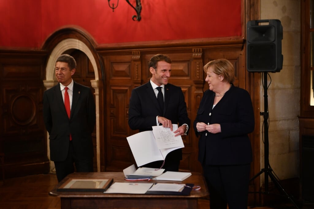 2021-11-03 18:16:48 epa09562177 France's President Emmanuel Macron (C) congratulates outgoing German Chancellor Angela Merkel (R), flanked by her husband Joachim Sauer (L) during the ceremony of the Grand Cross, the highest distinction of the Legion d'Honneur, France's chief honour, in Beaune, Eastern France, on 03 November 2021. Macron hosted outgoing Chancellor Angela Merkel for a valedictory visit as she bows out after 16 years in power, with the German leader cheered by crowds and awarded France's highest honour.  EPA/PHILIPPE DESMAZES / POOL  MAXPPP OUT