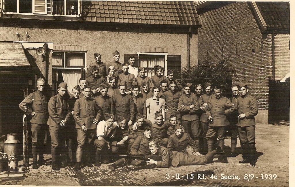 Gemobiliseerde soldaten in Scherpenzeel, onder wie de vader van Martin Wassen.