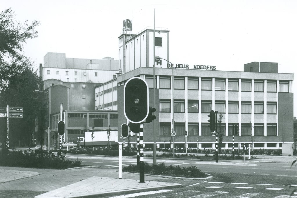 Zo zagen de panden van de veevoederfabriek De Heus er op de hoek van de Bouwheerstraat en de Langstraat er kort voor de sloop van het complex uit.