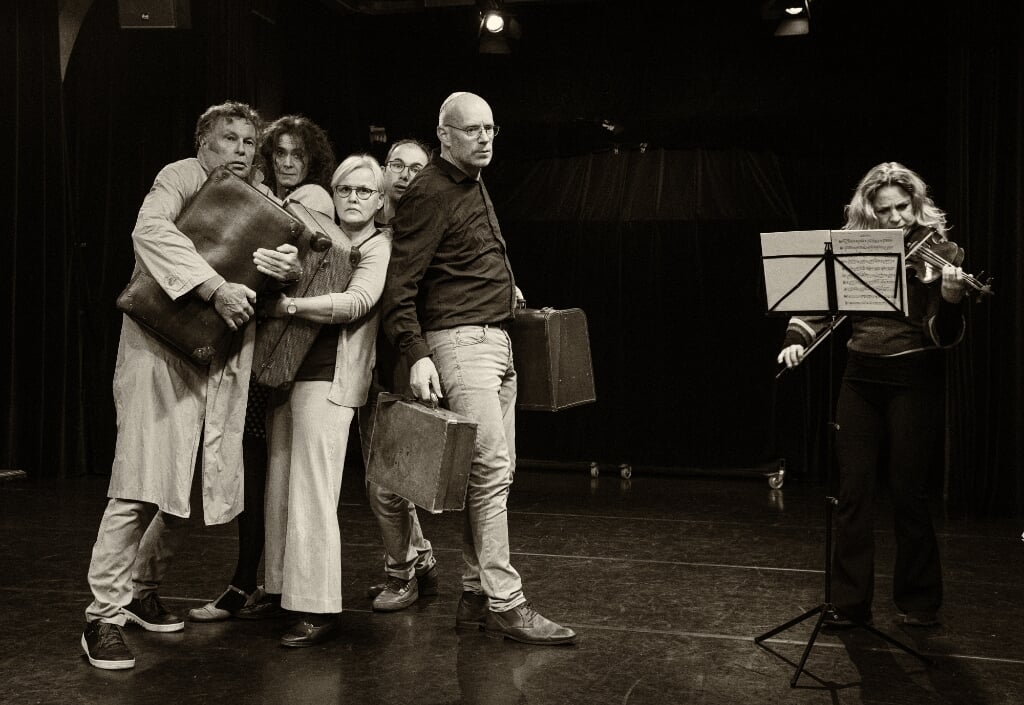 Een scene tijdens de repetitie van de mozaïekvoorstelling Oorlog onder de huid.