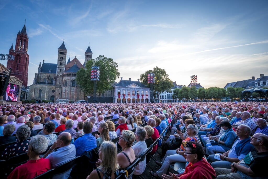 2019-07-21 21:33:25 MAASTRICHT - Publiek op het Vrijthof tijdens een concert van Andre Rieu en zijn orkest. Het is de honderdste keer dat Rieu een concert geeft op het plein in zijn woonplaats. ANP KIPPA MARCEL VAN HOORN