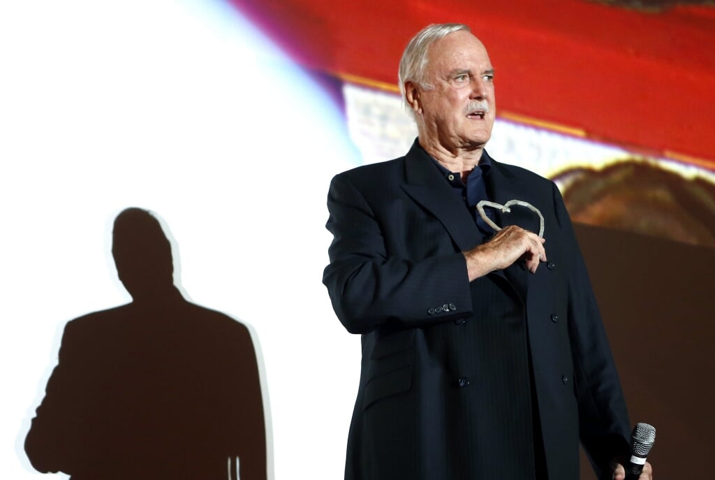 2017-08-16 21:59:39 epa06147686 British actor John Cleese is presented with the Honorary Heart of Sarajevo of the Sarajevo Film Festival for his exceptional contribution to film art, in Sarajevo, Bosnia and Herzegovina, 16 August 2017.  EPA/FEHIM DEMIR