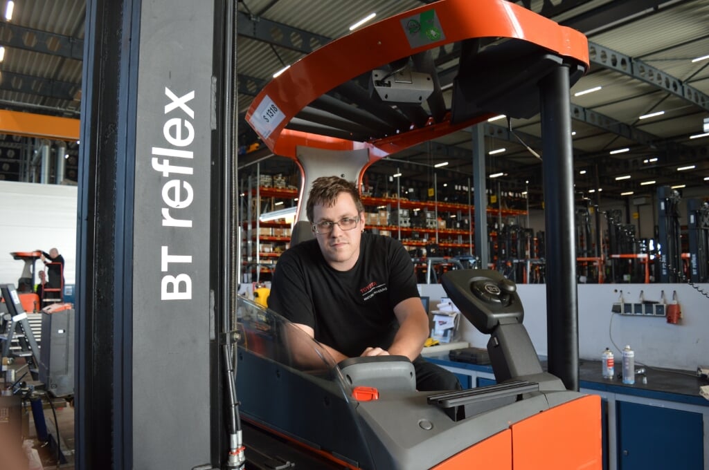 Monteur Wesley Kummeling op zijn werkplek bij Toyota Material Handling.