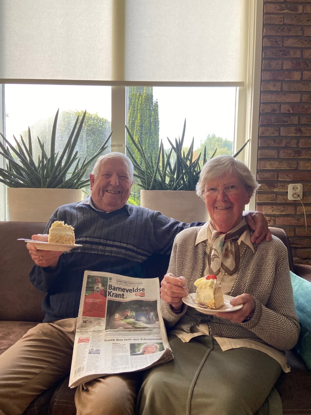 Opa en oma aan het genieten van de slagroomtaart