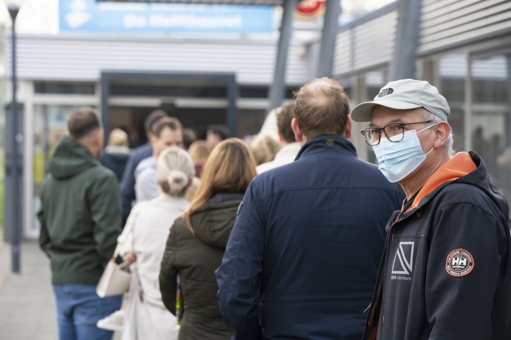 2021-11-03 15:49:56 DEN BOSCH - Mensen staan in de rij bij Sociaal Cultureel Centrum De Helftheuvel waar gevaccineerd wordt tegen corona. GGD Hart voor Brabant heeft mensen die zich willen laten vaccineren gevraagd niet meer naar de vaccinatielocatie te komen omdat het te druk was op de priklocatie. ANP MAIKEL SAMUELS