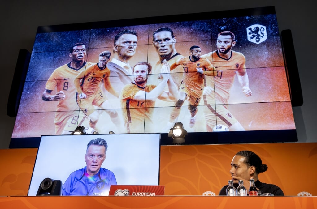 Louis van Gaal en Virgil van Dijk maandag tijdens de persconferentie van het Nederlands elftal op de KNVB Campus in Zeist.