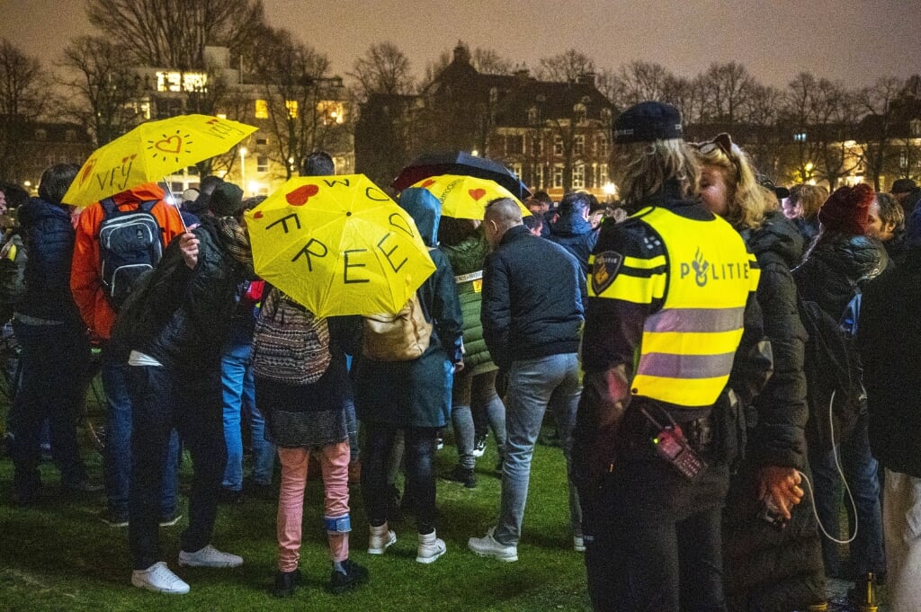 2021-11-20 20:17:01 AMSTERDAM - Demonstranten tijdens een protest tegen coronamaatregelen op het Museumplein. ANP EVERT ELZINGA