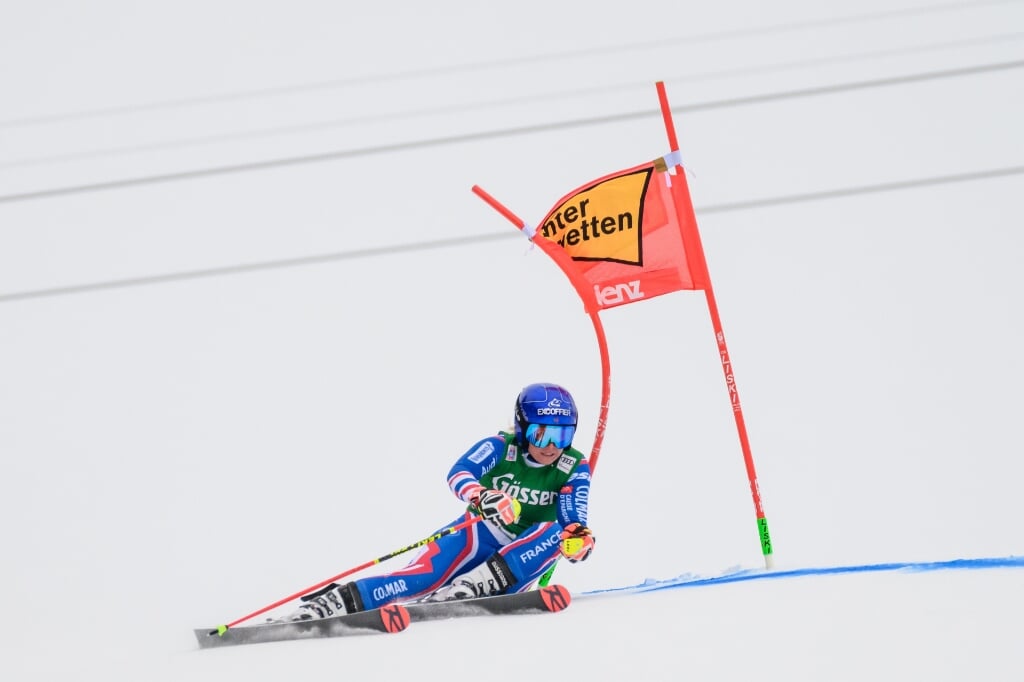 2021-12-28 10:01:07 epa09658467 Tessa Worley of France in action during the first run of the Women's Giant Slalom race at the FIS Alpine Skiing World Cup event in Lienz, Austria, 28 Dezember 2021.  EPA/CHRISTIAN BRUNA