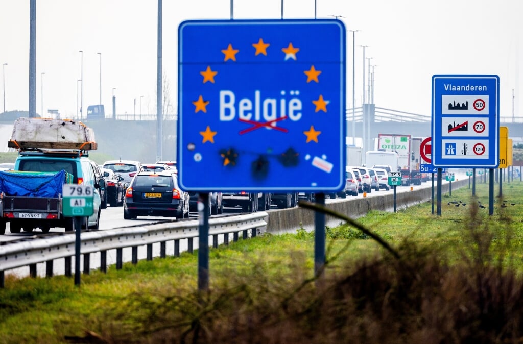 Files bij de Belgische grens door Nederlanders die de grens over gaan. 