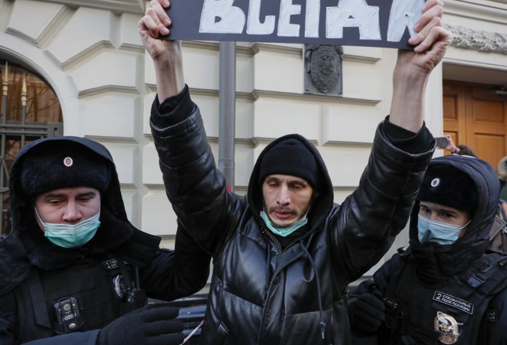 Een Rus steunt tot ongenoegen de politie mensenrechtenorganisatie Memorial en wordt aangehouden.