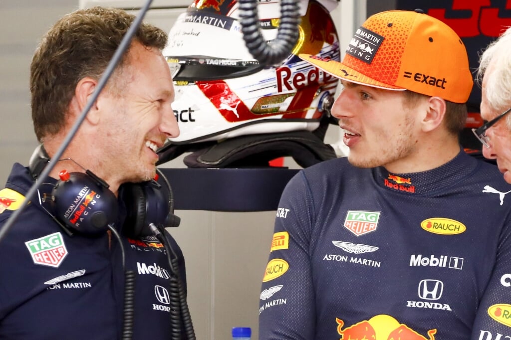 Teamchef van Red Bull Christian Horner en Max Verstappen in een vrolijk onderonsje.