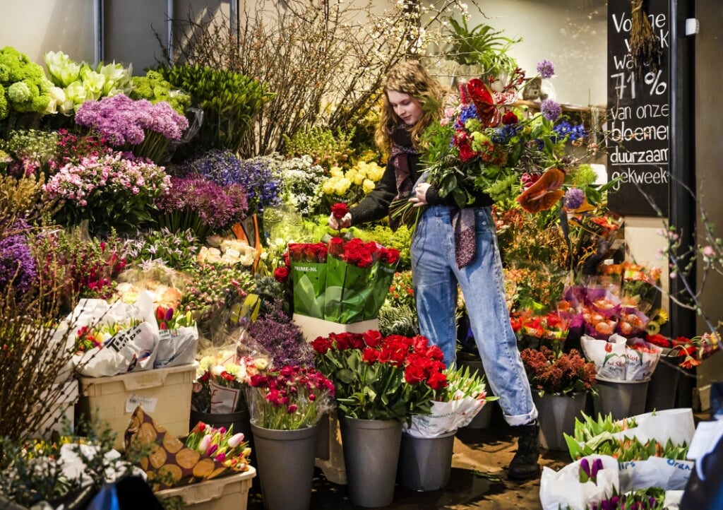 2021-02-12 12:12:35 An employee composes a bouquet for Valentine's Day in a flower shop in Amsterdam, The Netherlands, 12 February 2021. Many businesses offer the option of having flowers delivered at home during the corona crisis. ANP REMKO DE WAAL