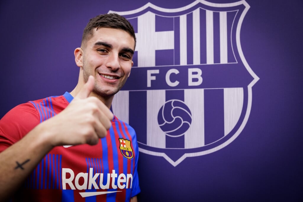 2021-12-28 16:26:11 epa09659013 A handout picture provided by FC Barcelona shows the team's new striker Ferran Torres during his presentation in Barcelona, Spain, 28 December 2021.  EPA/GERMAN PARGA  HANDOUT EDITORIAL USE ONLY/NO SALES