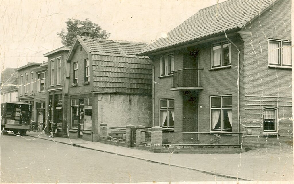 Een prachtige, wat beschadigde foto van het rijtje huizen wat vandaag in dit artikel wordt besproken. Het fraaie herenhuis heeft inmiddels plaats gemaakt voor een ‘jarenvijftig woning’ .