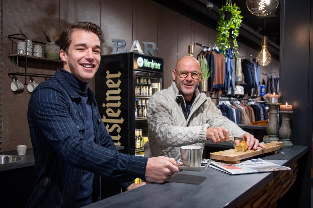 Jeroen Hobbelink (links) en Hans van den Brandhof geven iedere klant een warm welkom.