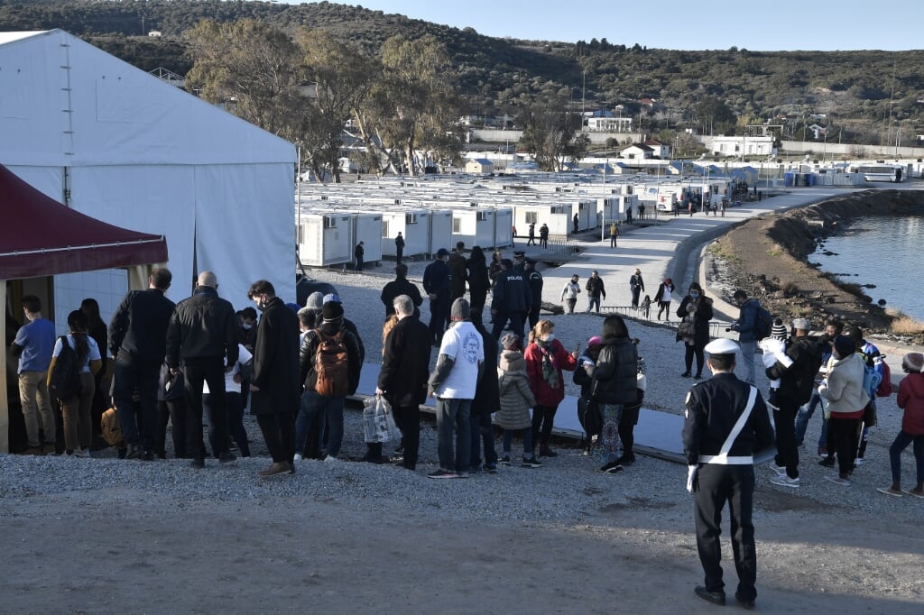 2021-12-05 10:13:28 epa09623010 Refugees queue outside the Moria detention centre for migrants and refugees near Mytilene prior the meeting with Pope Francis on the island of Lesbos, Greece 05 December  2021. Pope Francis returns to the island of Lesbos, the migration flashpoint he first visited in 2016, to plead for better treatment of refugees as attitudes towards immigrants harden across Europe.  EPA/LOUISA GOULIAMAKI / POOL