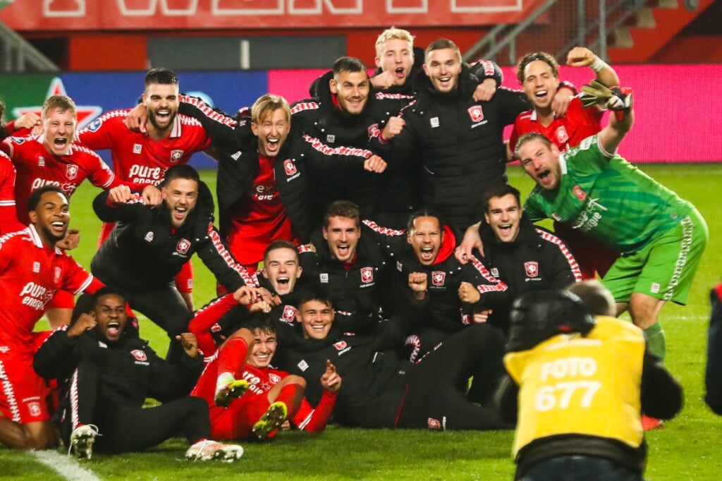 De spelers van FC Twente vieren de overwinning in de bekerwedstrijd tegen Feyenoord in De Grolsch Veste.