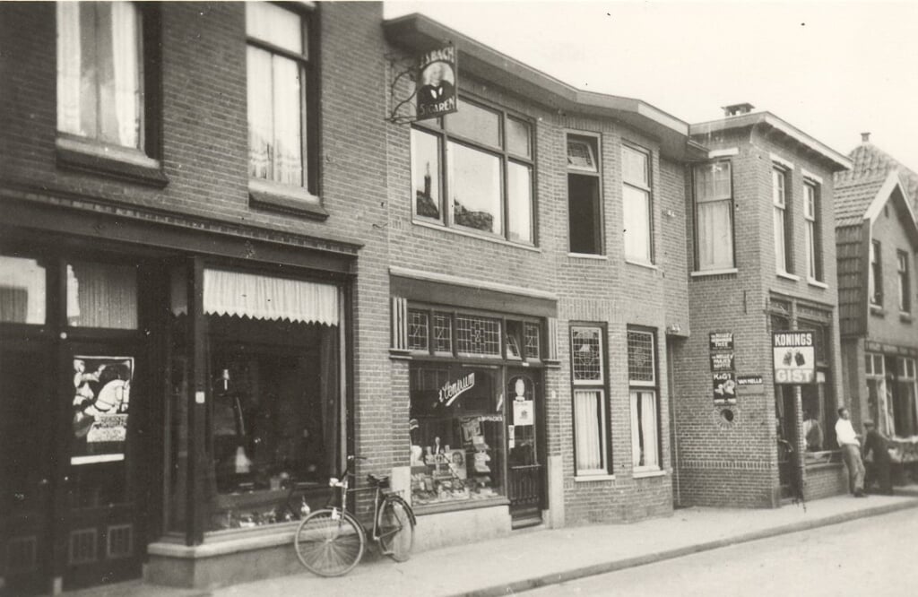 Van links naar rechts: de kapperszaak van Konstapel, ’t Centrum’ van later J. Bielderman, het woonhuis van Zegers en de bakkerij. De foto werd in 1927 gemaakt wat kan worden afgeleid uit de affiche voor de historische optocht die in dat jaar werd georganiseerd.