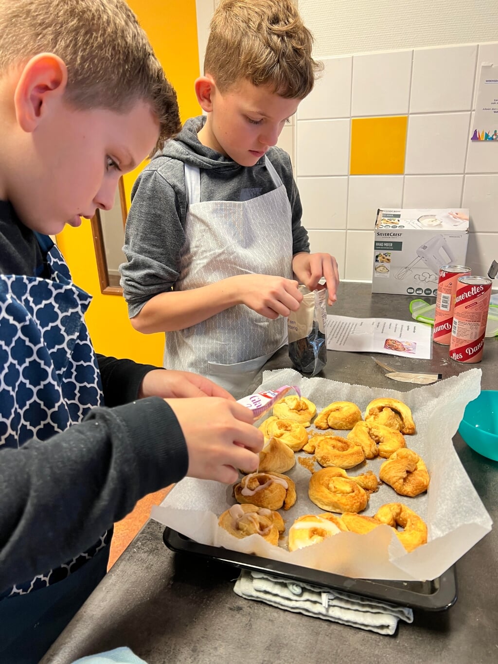 Kinderen van de Opmaatklas bij de kookles