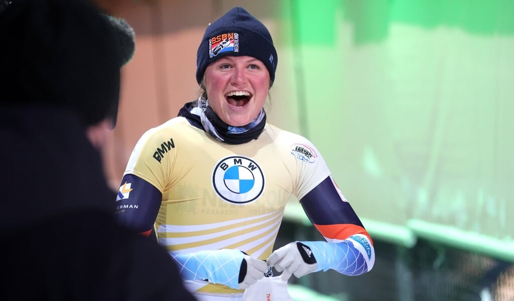 2021-12-10 17:48:38 epa09634409 Kimberley Bos of the Netherlands celebrates after winning the women's Skeleton World Cup competition in Winterberg, Germany, 10 December 2021.  EPA/FRIEDEMANN VOGEL