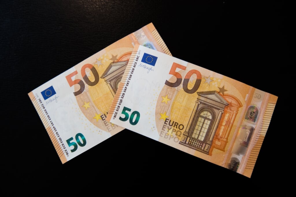 2017-04-03 13:37:43 AMSTERDAM - Het nieuwe bankbiljet van 50 euro dat vanaf 4 april door De Nederlandsche Bank wordt verspreid. Het biljet heeft een doorzichtig venster met daarin een hologram met het portret van de mythologische figuur Europa. Verder bevat het een smaragdgroen cijfer en een aantal nieuwe echtheidskenmerken. ANP JEROEN JUMELET