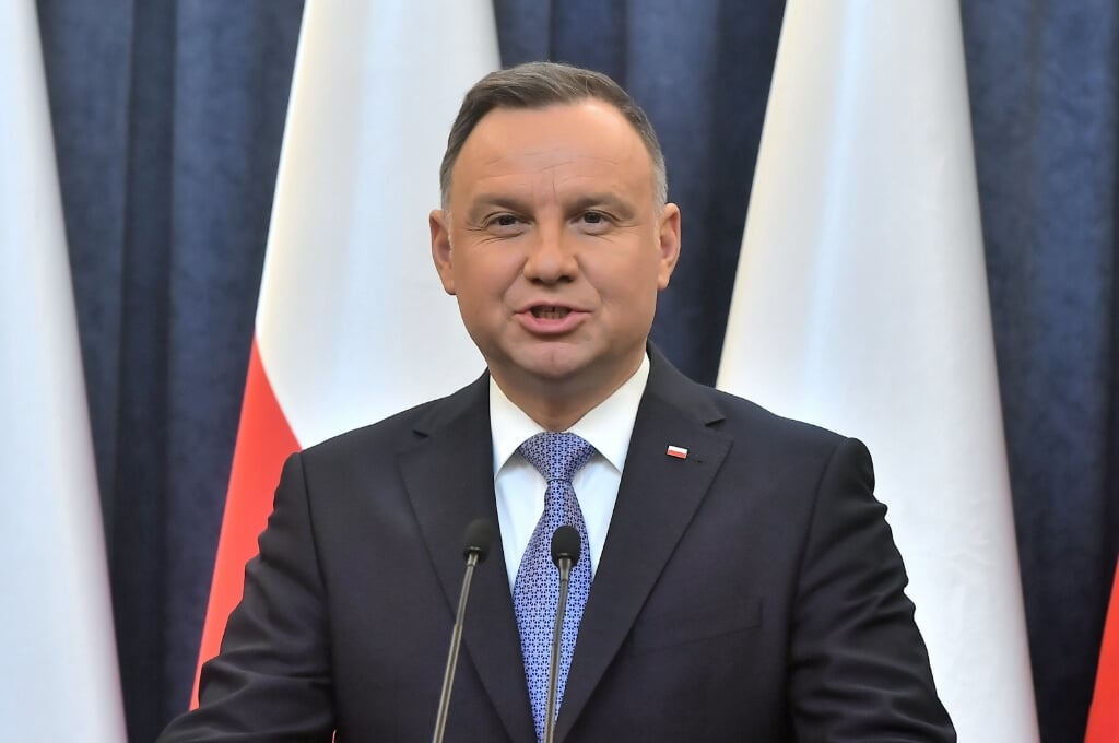 epa09657810 Polish President Andrzej Duda speaks during a press conference at the Presidential Palace in Warsaw, Poland, 27 December 2021. Polish President Andrzej Duda has vetoed a new media law on 27 December that the Polish lower house of parliament (Sejm) passed on 18 December. The president has sent the bill back to parliament to rewrite it. The new regulations, which would have required non-European Economic Area media owners to sell their majority stakes in Polish media companies and caps their ownership level at 49 percent, which would have affected TVN television station, which is owned by US media giant Discovery.  EPA/Andrzej Lange POLAND OUT