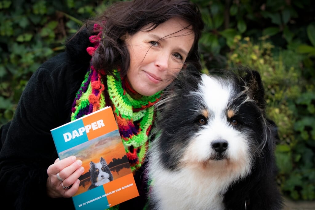 Eveline van Anrooij schreef een boek over Gorinchem met hondje Dapper in de hoofdrol. 