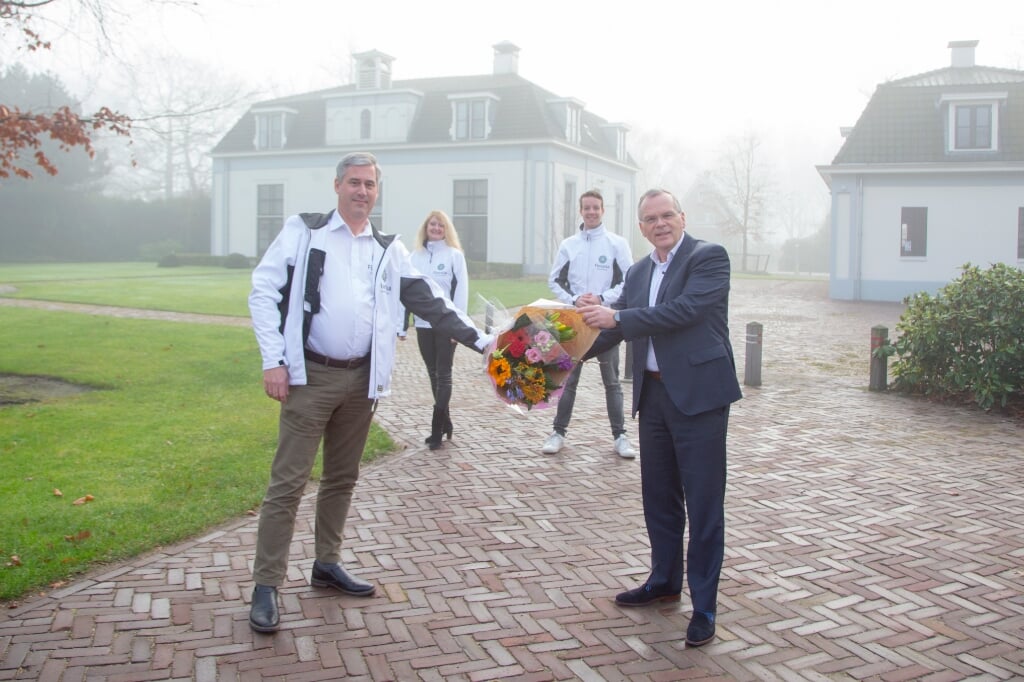 Burgemeester Jan Luteijn feliciteert voorzitter Marco Wijkhuizen van Floralia Voorthuizen met de erkenning door Unesco.
