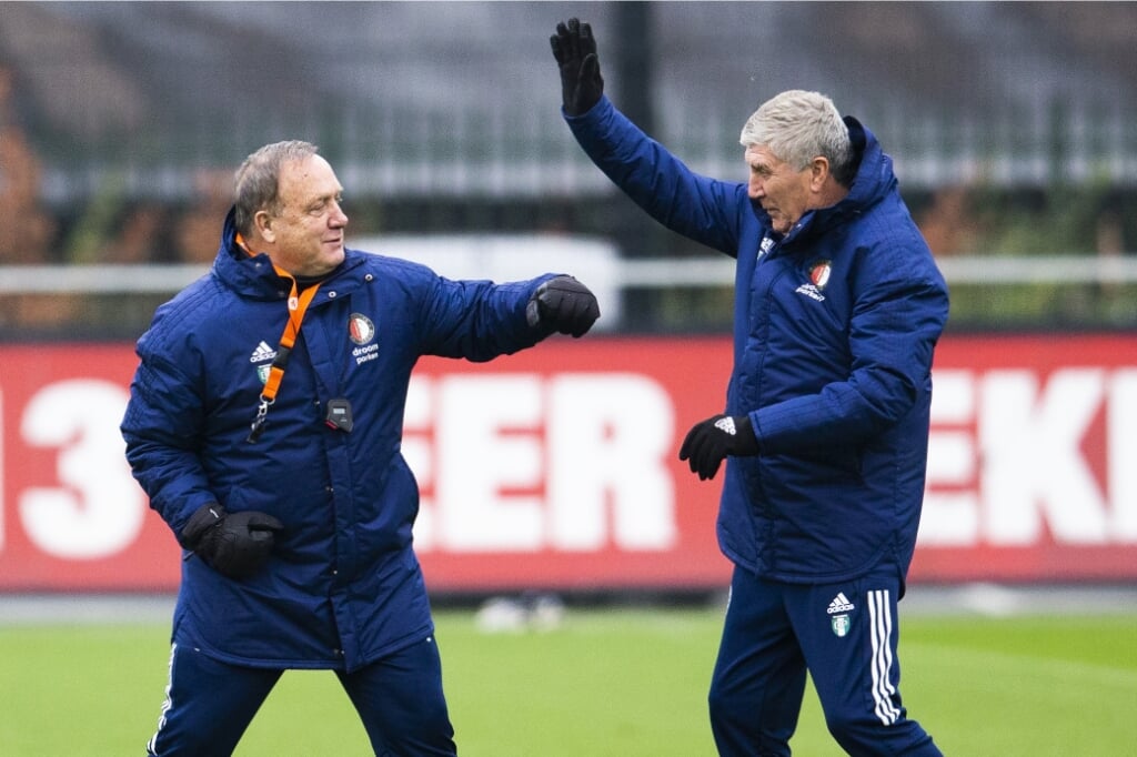 Dick Advocaat en assistent-trainer Cor Pot (rechts) tijdens een training van Feyenoord.