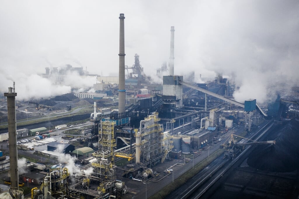 Dronefoto van staalfabrikant Tata Steel, met onder meer hoogovens rond de vestiging in IJmuiden.