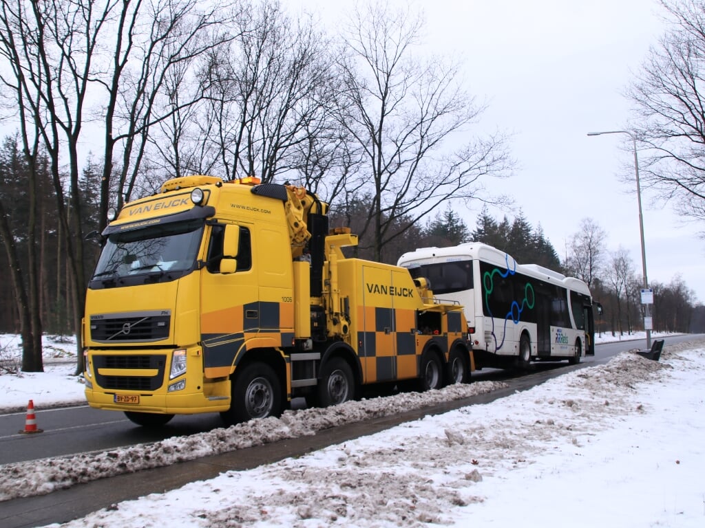 Mede door de extreme weersomstandigheden werden maandag in Ede (foto) en Harskamp opnieuw twee stilgevallen elektrische RRReis-bussen afgesleept. 