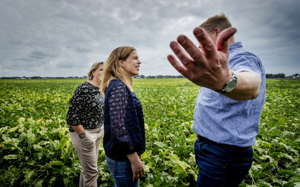 2018-08-28 12:22:21 1E EXLOERMOND - Minister Carola Schouten van Landbouw, Natuur en Voedselkwaliteit brengt een bezoek aan een boer die getroffen is door de droogte. ANP ROBIN VAN LONKHUIJSEN