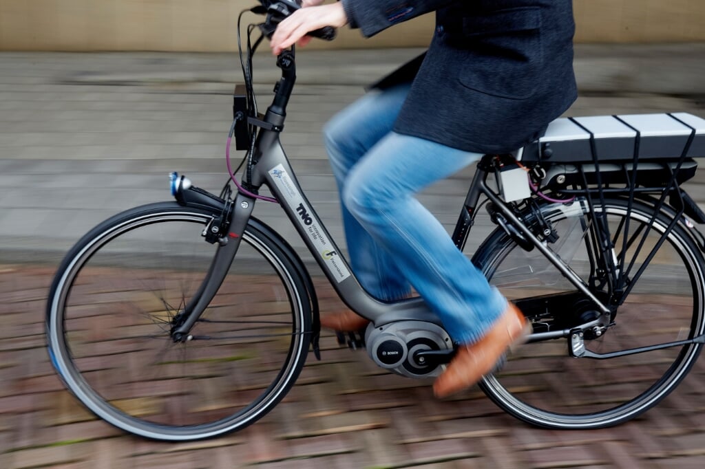 2014-12-15 14:35:31 DEN HAAG - Onderzoeksinstituut TNO demonstreert de slimme fiets. Deze elektrische fiets is uitgerust met een radar aan de voorzijde die bijvoorbeeld paaltjes op het wegdek kan detecteren, en een camera aan de achterzijde ter hoogte van het achterlicht. Met moderne technieken wordt de gebruiker gewaarschuwd voor gevaren op de weg. ANP MARTIJN BEEKMAN