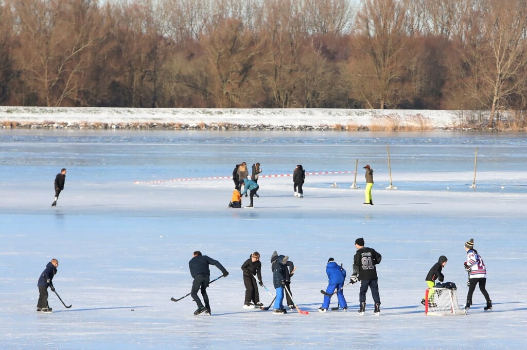 Op het natuurijs werd ook ijshockey gespeeld. 