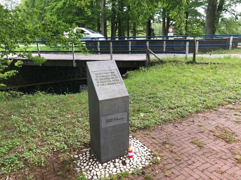 Het monument bij de Oldenallerbrug, waar de aanslag plaats vond die aanleiding was voor de razzia in Putten.